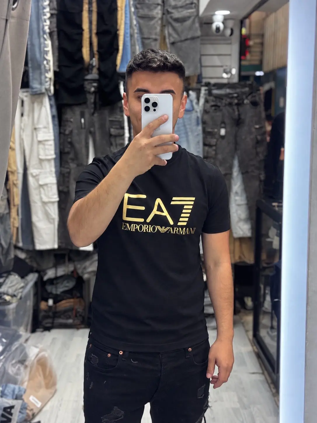 Polera Ea7 negro logo dorado pecho