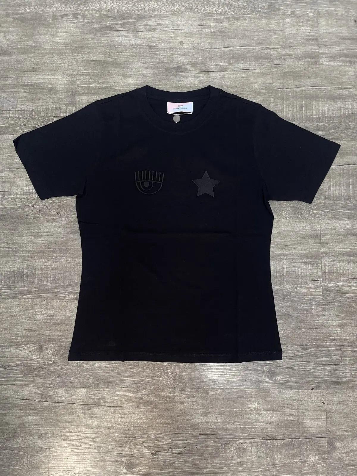 Polera chiara ojo negra