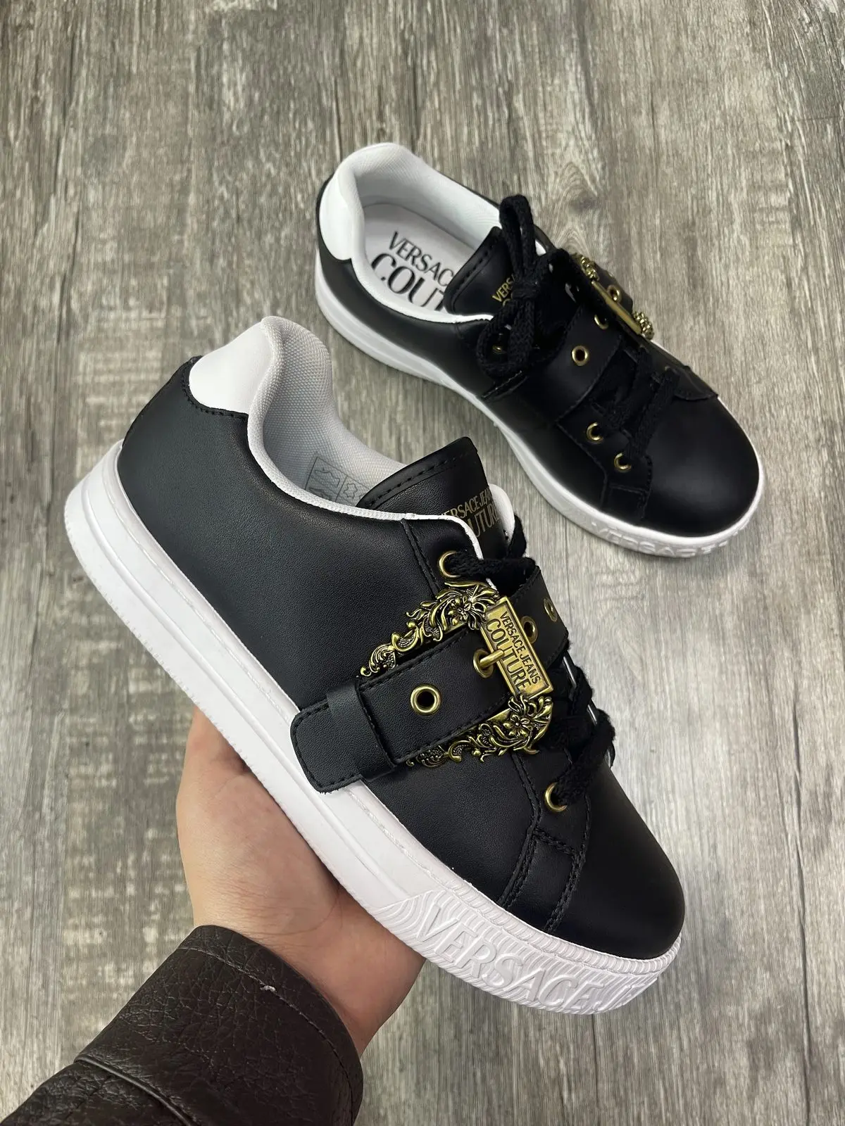 Zapatillas Versace negras cinturon negro