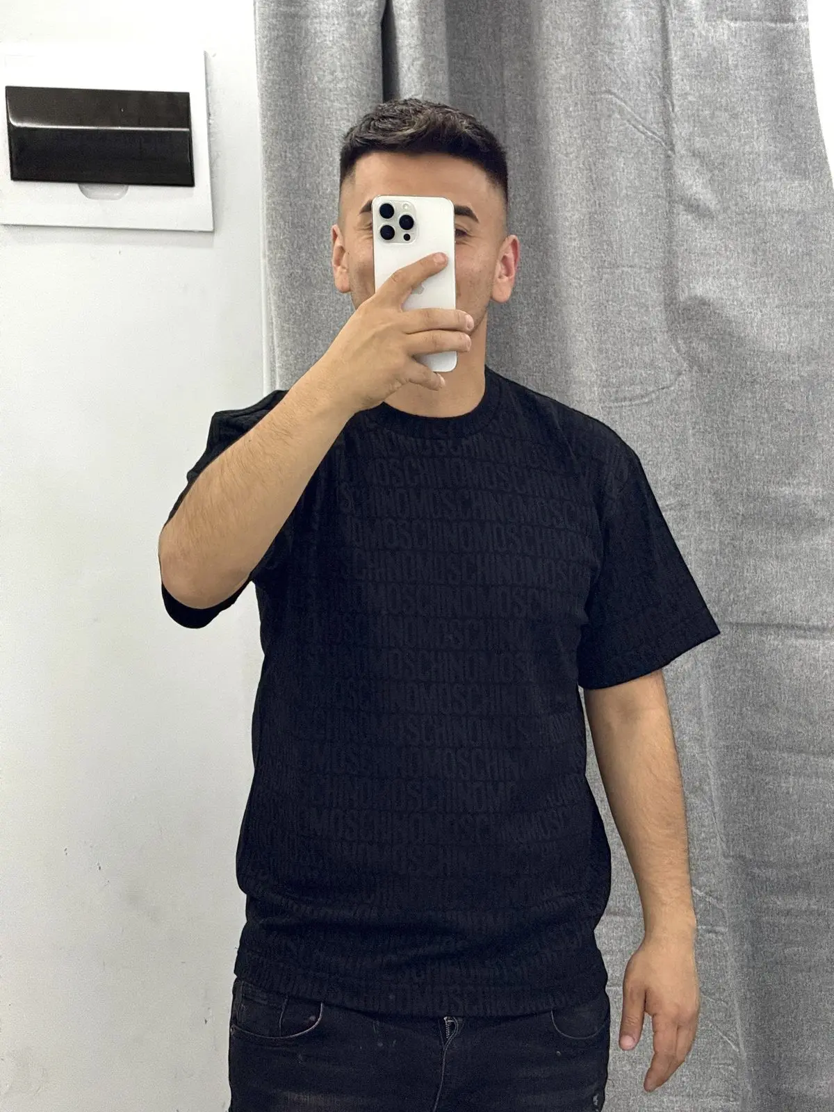 Polera Moschino negra letras