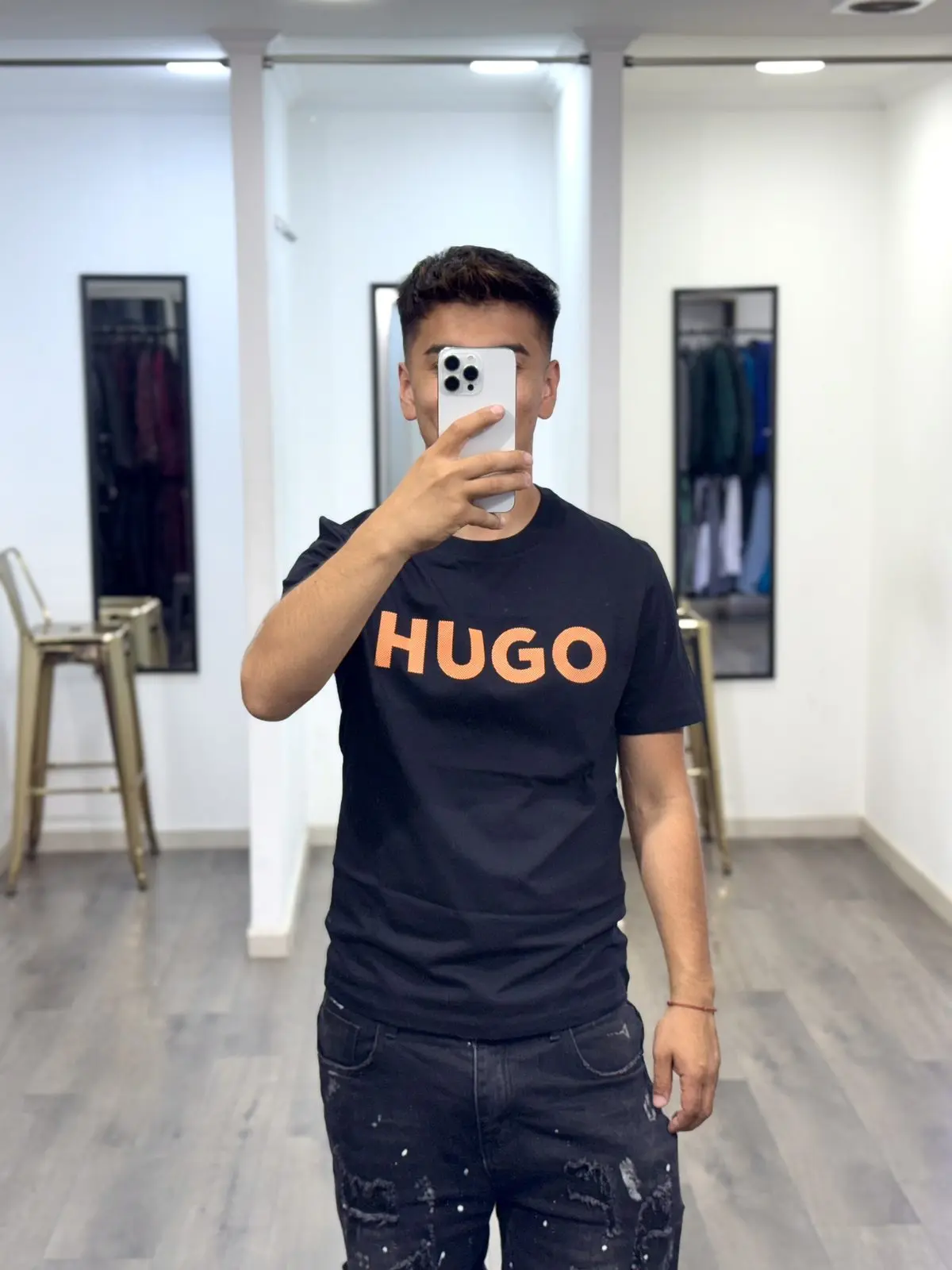 Polera HUGO Negra Detalles Naranjos