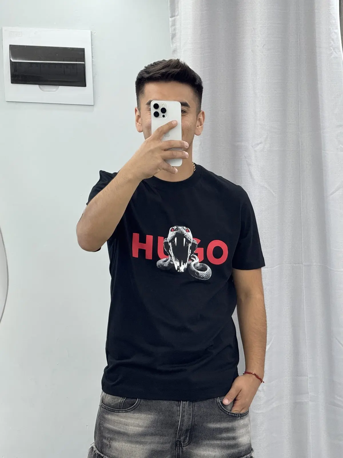 Polera HUGO Negra Cobra
