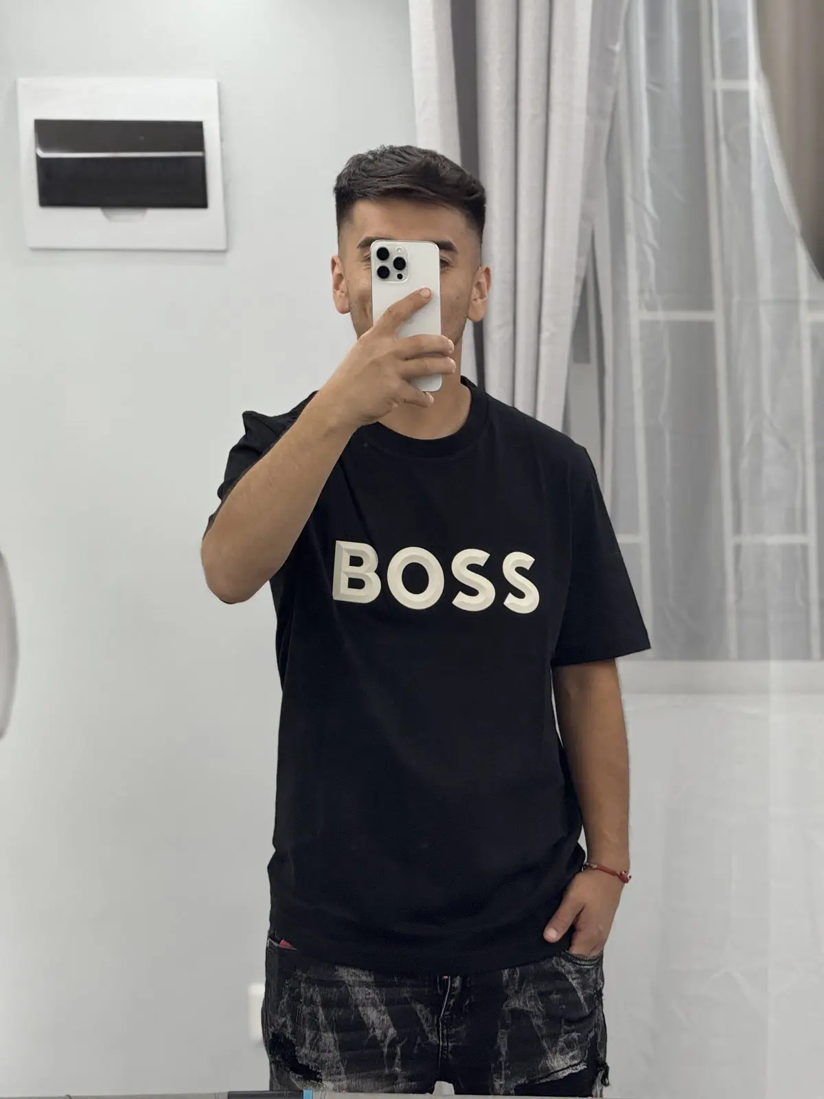 Polera BOSS Negra Geométrica Detalles Blancos