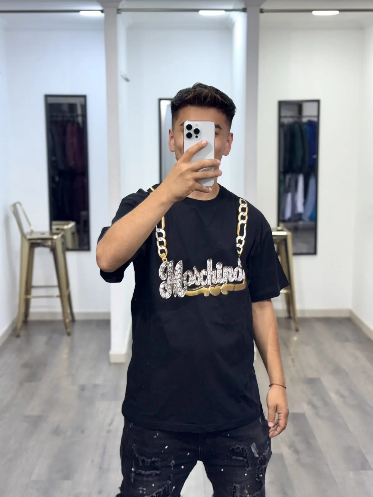 Polera Moschino Negra con Cadenas