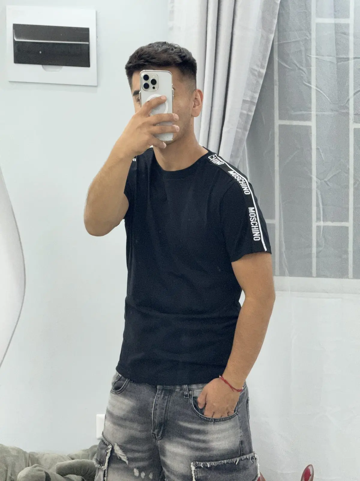 Polera Moschino Negra Detalle en Mangas