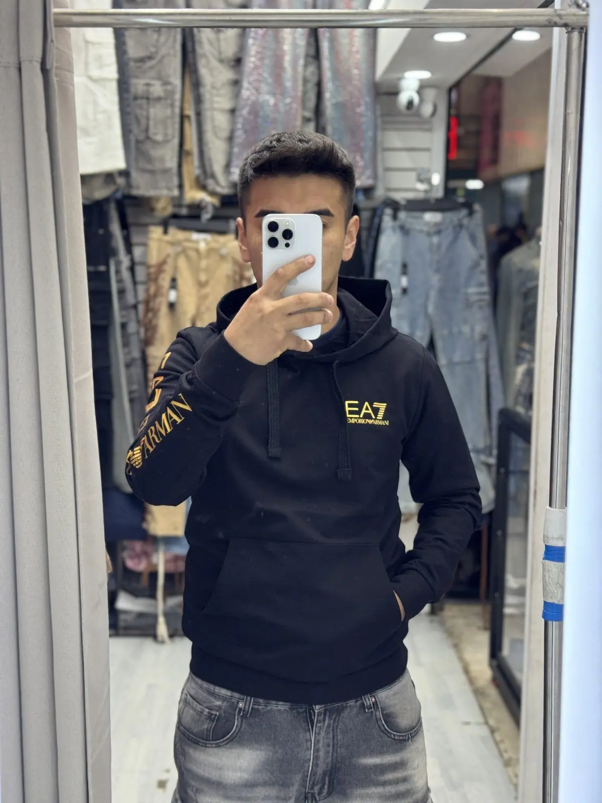 Polerón EA7 Negro Logo Dorado con Capucha