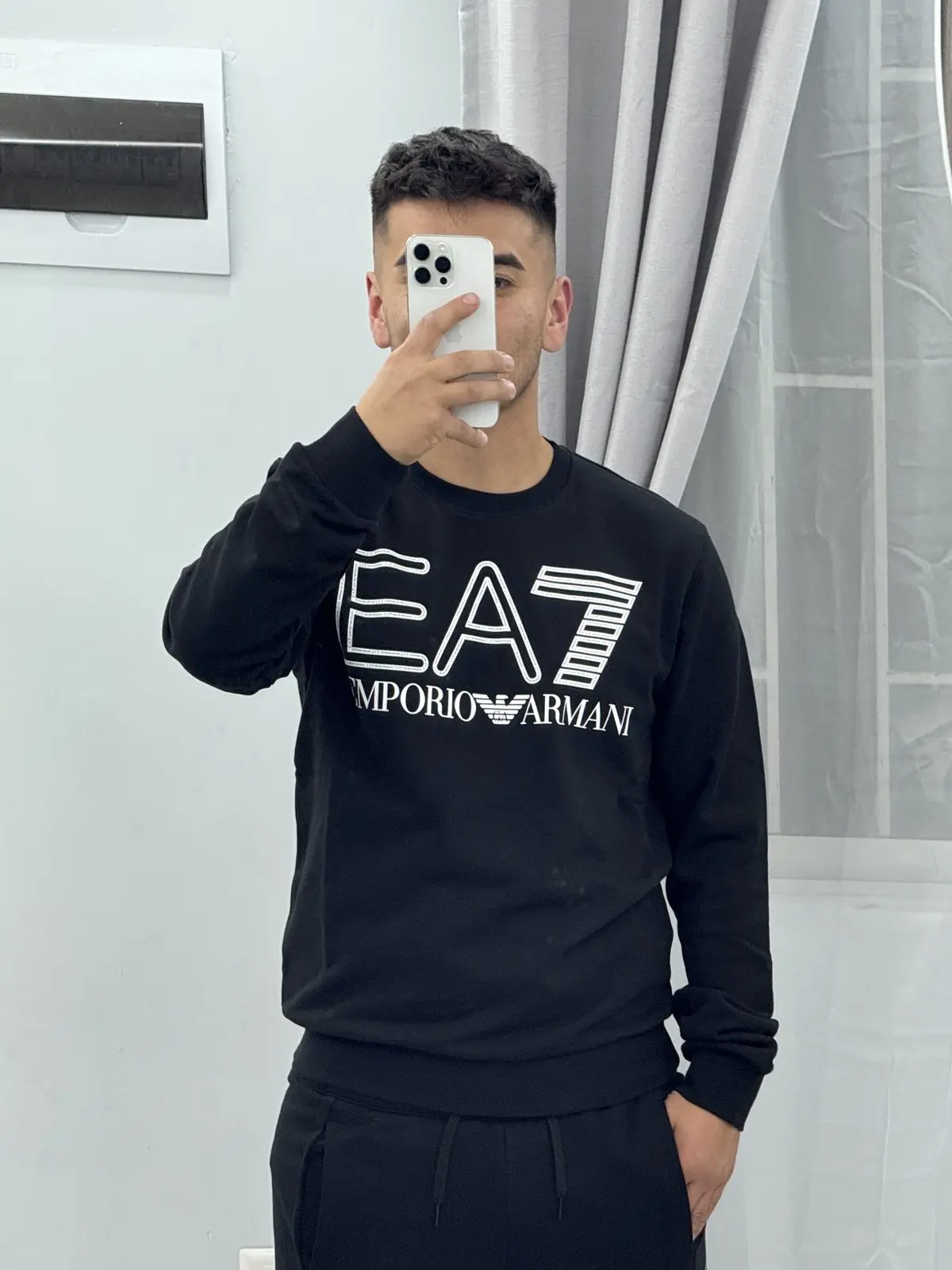 Polerón EA7 Negro Logo Frontal sin Capucha