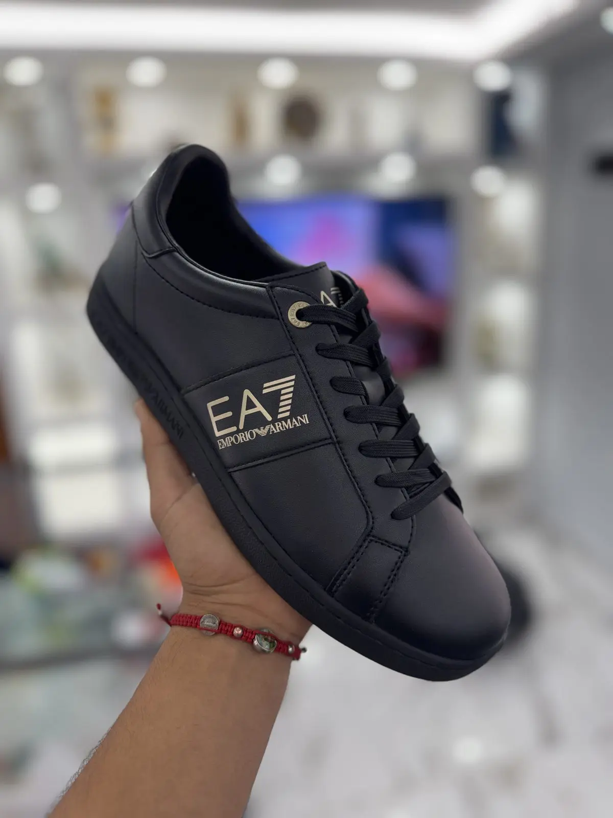 Zapatillas EA7 Negras Logo Dorado