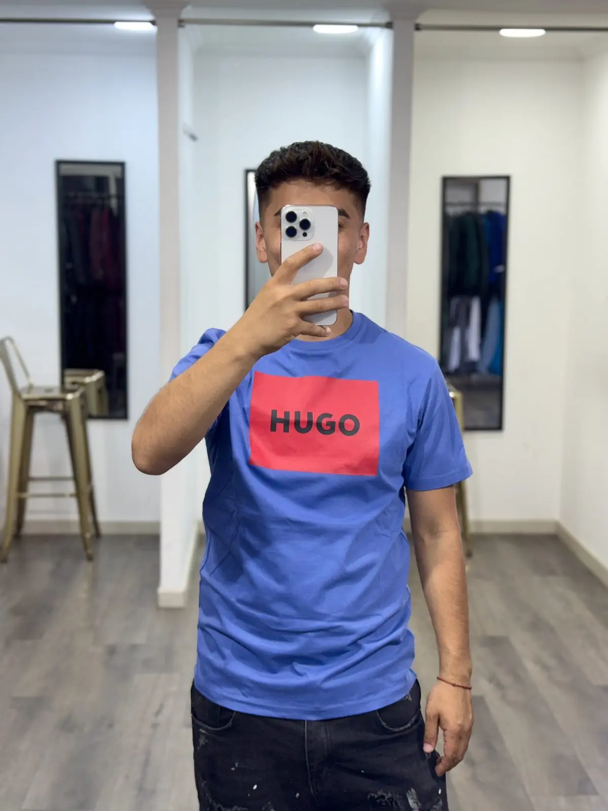 Polera HUGO Celeste Detalles Rojos