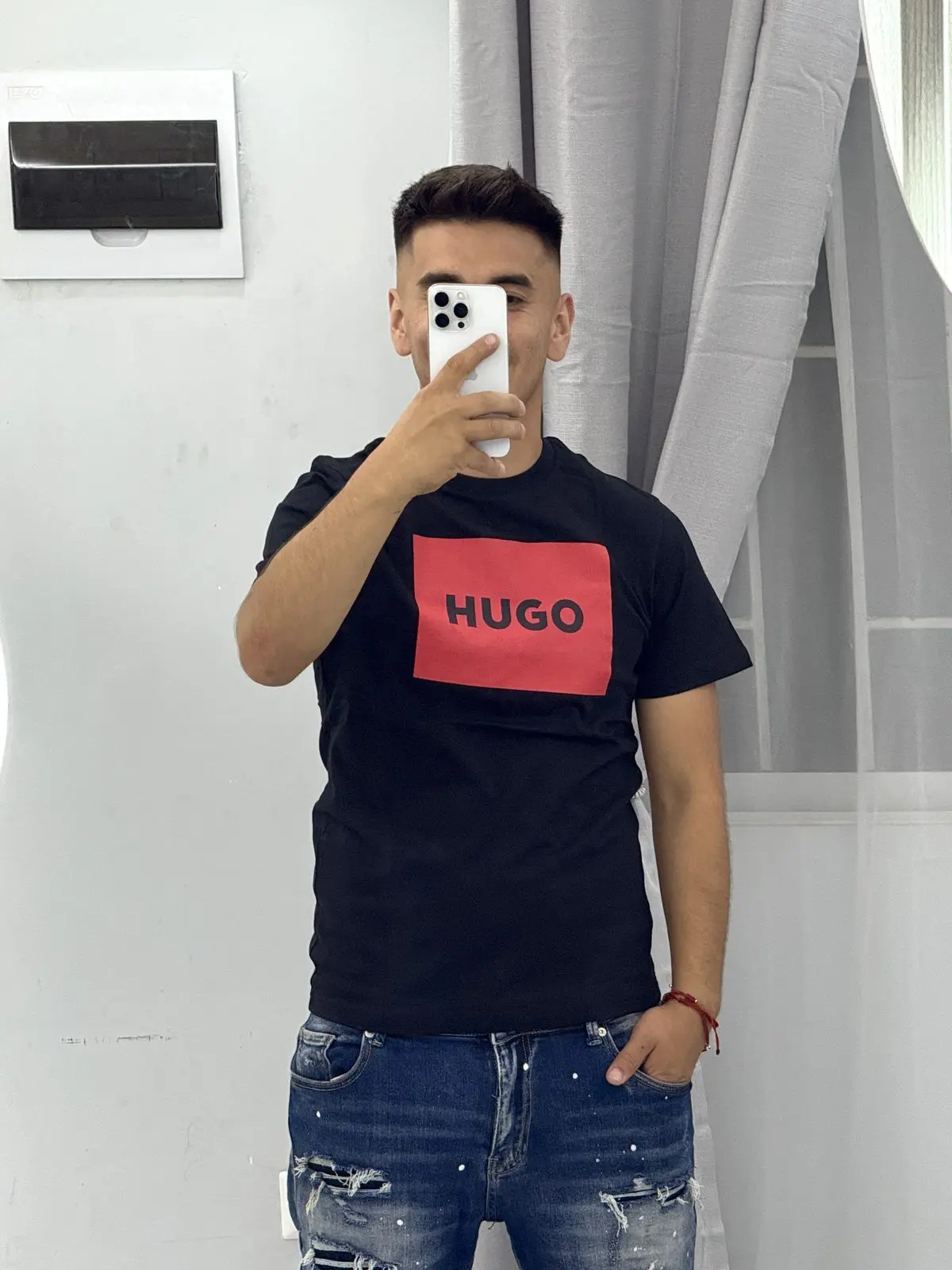 Polera HUGO Negra Detalles Rojos