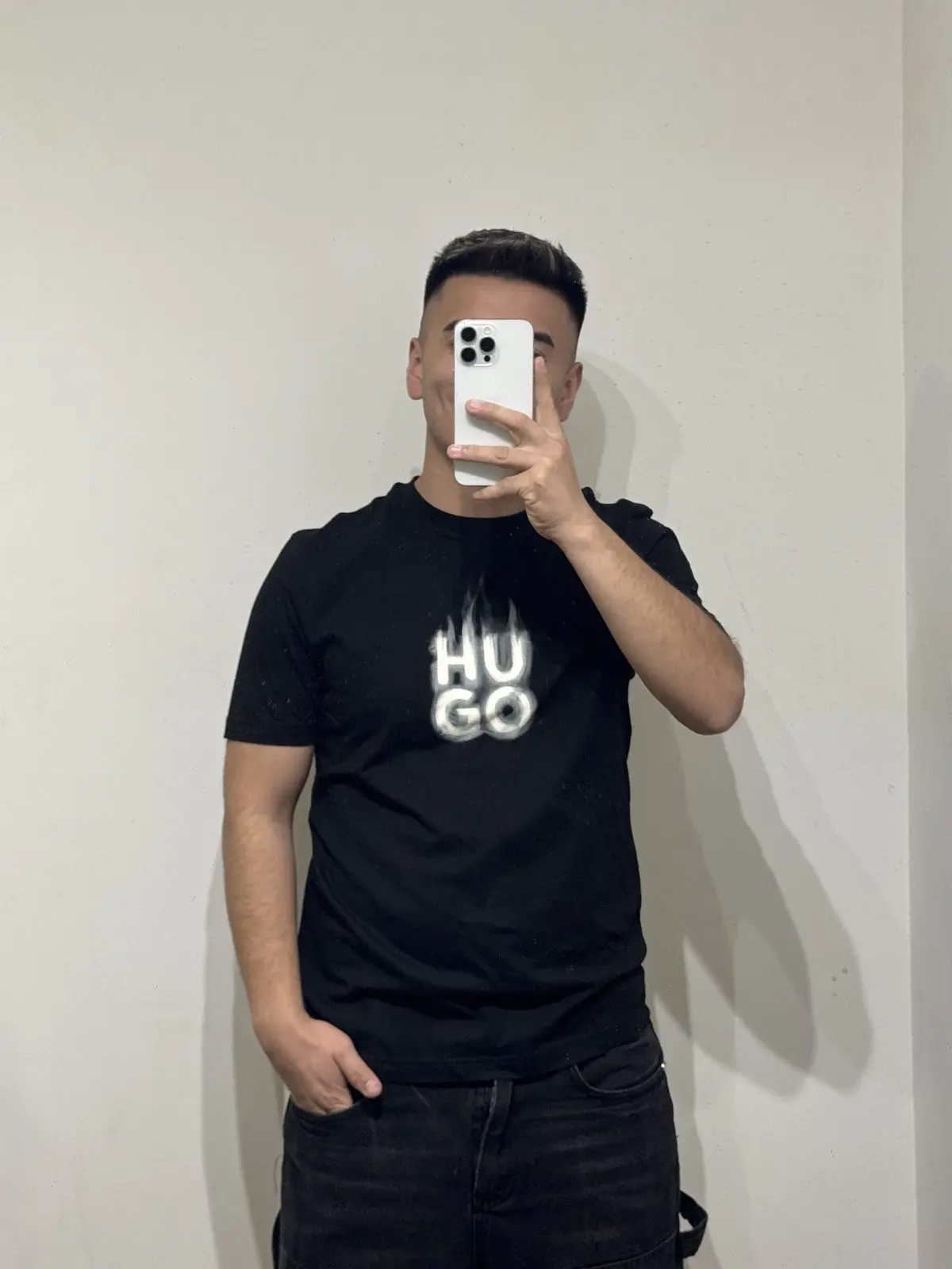 Polera HUGO Negra Logo Blanco
