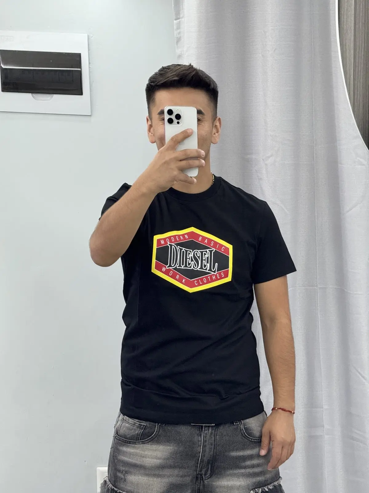 Polera Diesel Negra Detalles Rojo y Amarillo